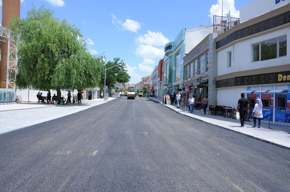 Belediye, Melikgazi Caddesinde asfalt serimine başladı 