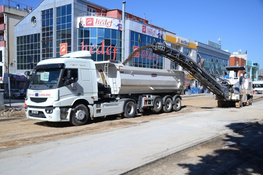 Belediye, Melikgazi Caddesinde düzenleme çalışmalarına başladı 