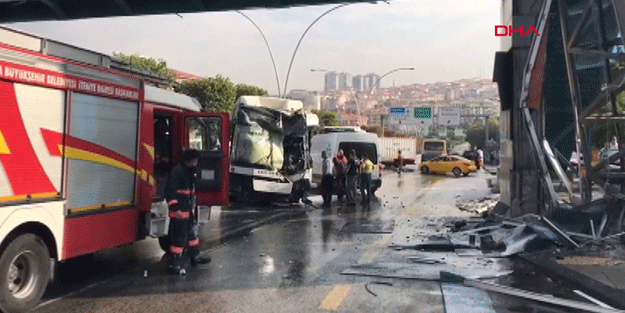 Belediye otobüsü asansöre daldı! Çok sayıda yaralı var