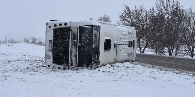 Belediye otobüsü devrildi: Yaralılar var