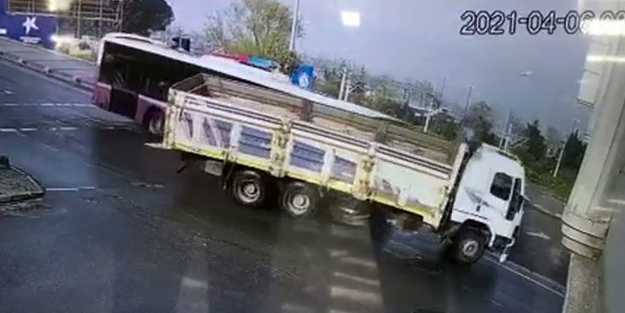 Belediye otobüsü ile hafriyat kamyonu çarpıştı! İşte o feci anlar