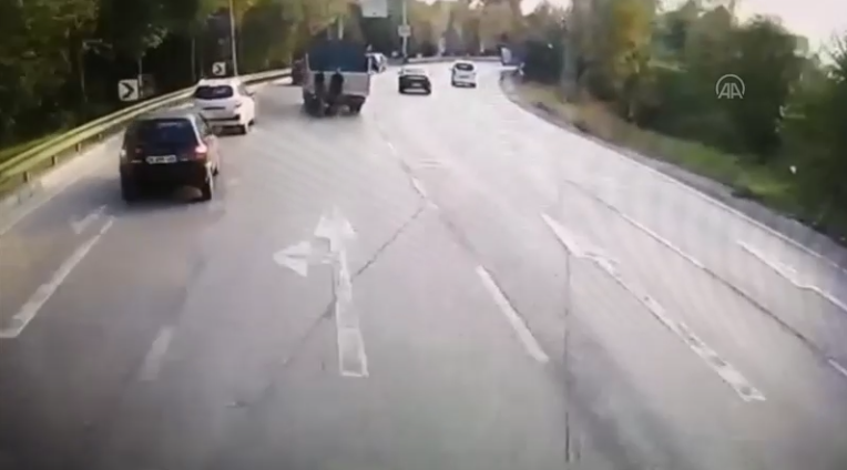 Belediye otobüsü şarampole yuvarlandı! Korku dolu anlar kamerada