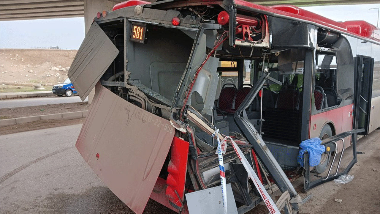 Belediye otobüsü tırla çarpıştı: Ölü ve yaralılar var!