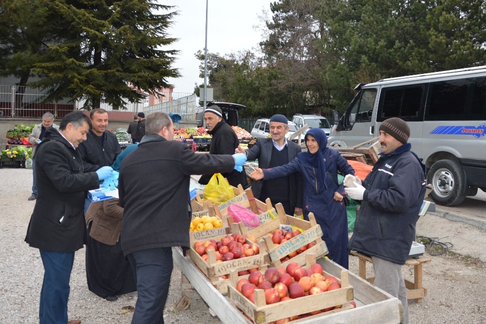 Belediye pazarda eldiven dağıttı 