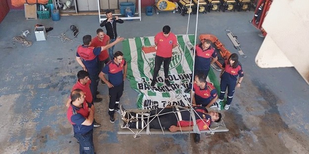 Belediye personeli bayrağa bastı! Taraftar ayaklandı