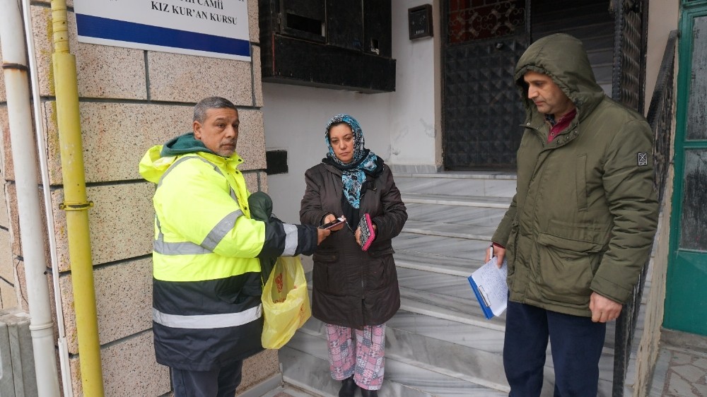 Belediye personeli bulduğu poşeti sahibine ulaştırdı 