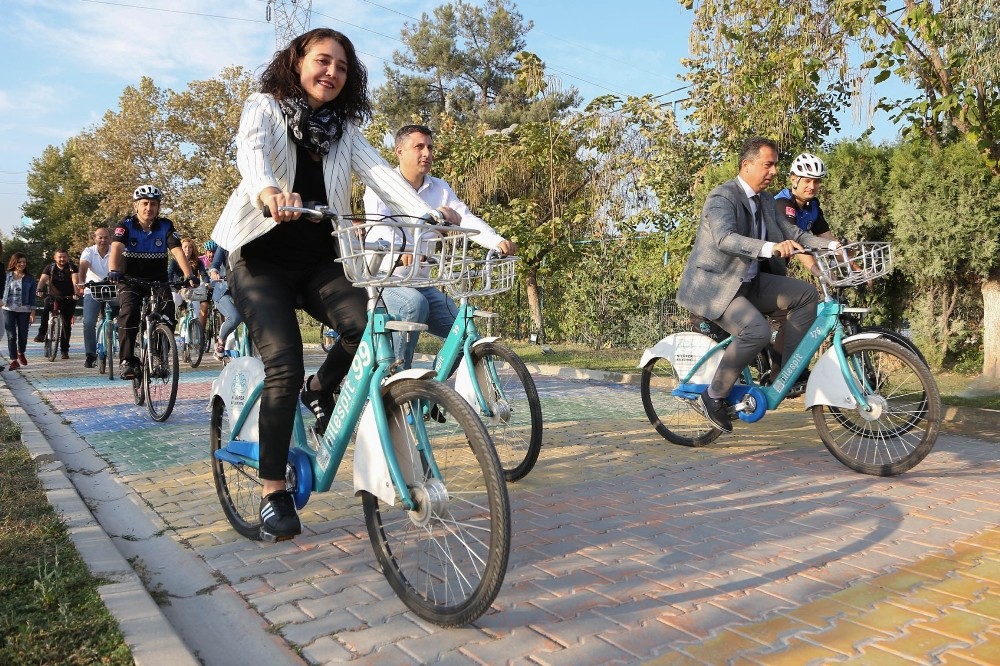 Belediye personeli, çevreci ulaşıma dikkat çekmek için pedal çevirip yürüdü 
