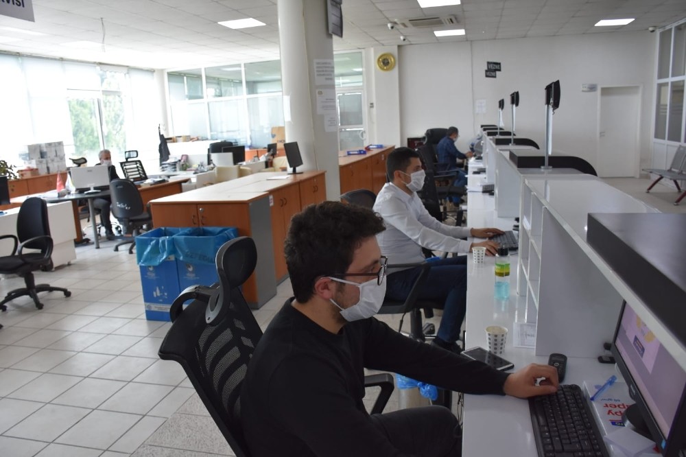 Belediye personeli maske kuralına uyarak hizmet veriyor 