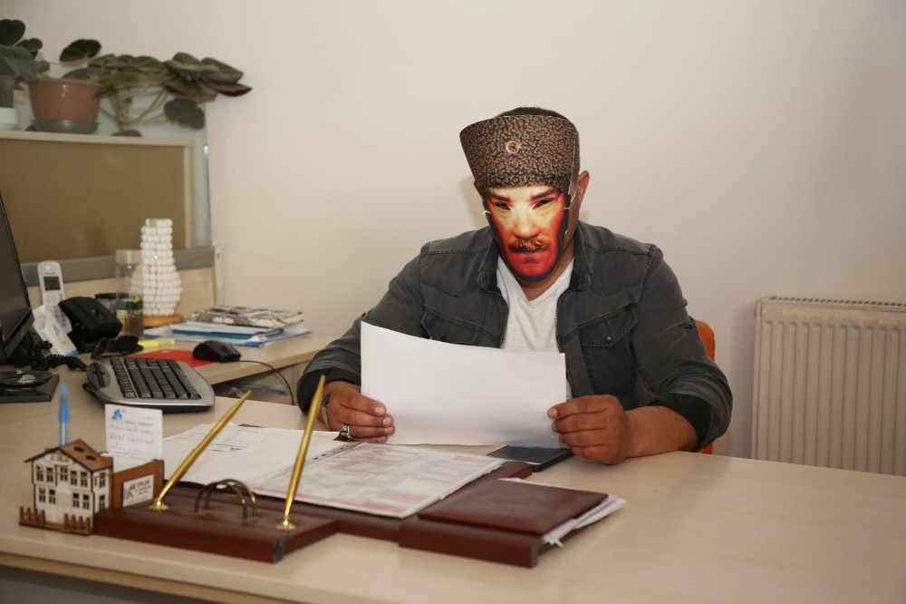 Belediye personeli vatandaşın karşısına Atatürk maskeleriyle çıktı 