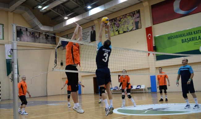 Belediye Personeli Voleybol Turnuvasında Stres Atıyor