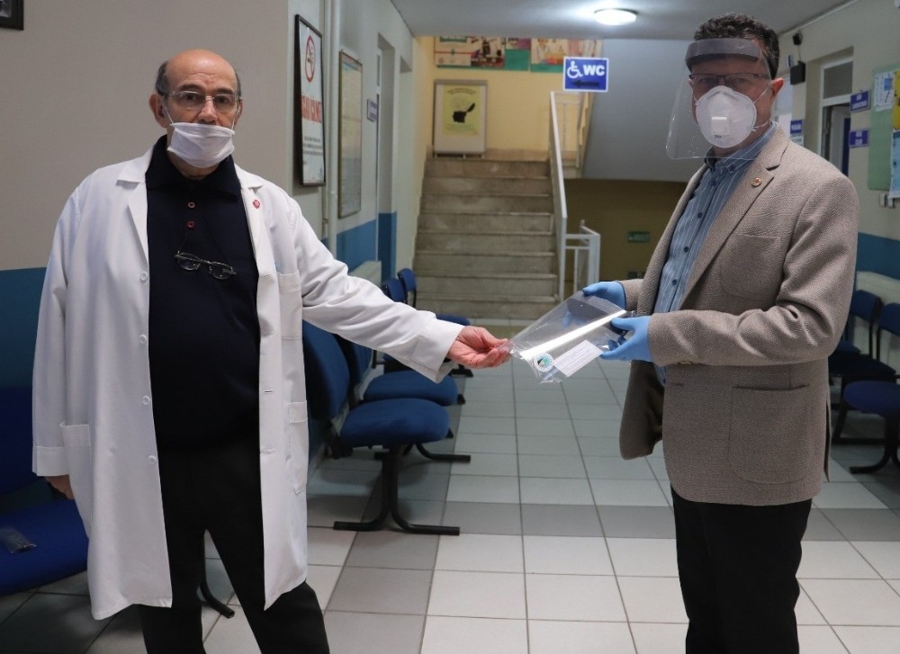 Belediye sağlık çalışanlarına koruyucu siperlik dağıttı 