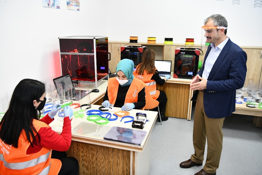 Belediye, sağlıkçılara siperli maske üretiyor 