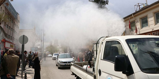 Belediye, sosyal mesafe kuralına uymayanlara ilaç püskürttü