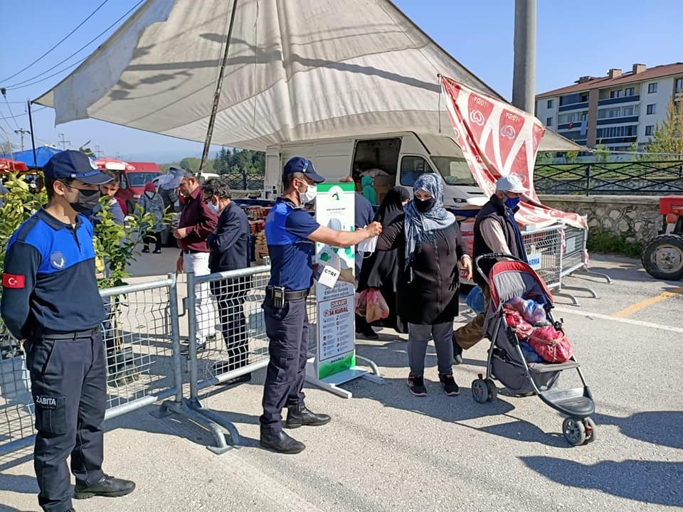 Belediye ücretsiz maske dağıtımına başladı 