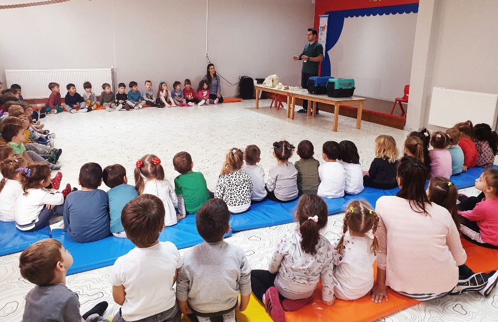 Belediye veterinerinden küçük öğrencilere eğitim sunumu 