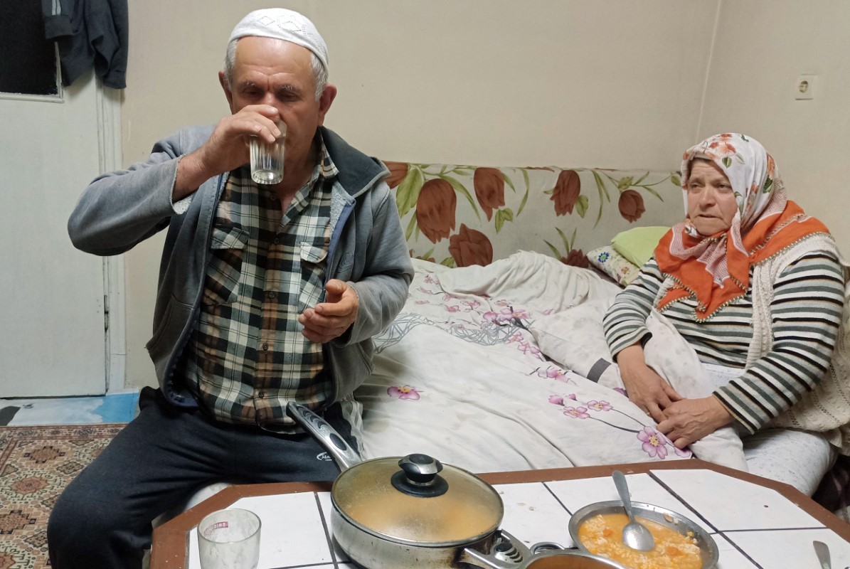 Belediye yaşlı çifte iftar için getirdiği sıcak yemeği geri aldı