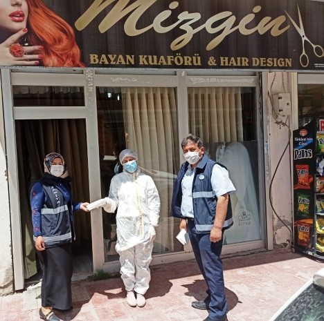 Belediye zabıta ekipleri ücretsiz maske dağıttı 