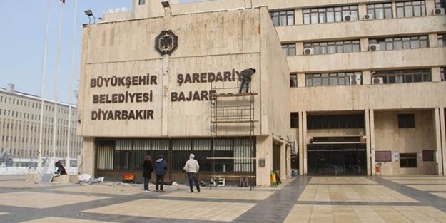 Belediye binasına Kürtçe tabela