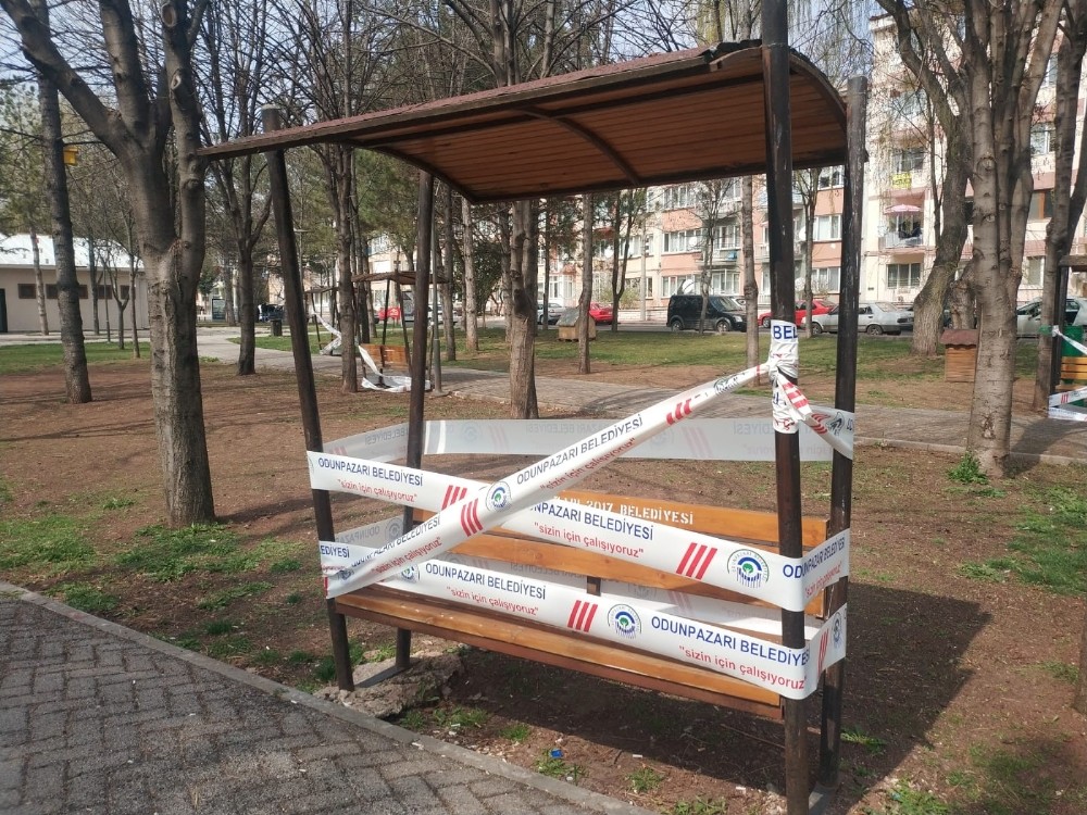 Belediyeden banklara oturulmaması için ilginç çözüm 
