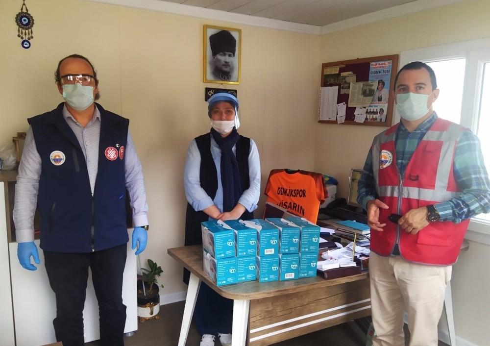 Belediyeden muhtarlara maske desteği sürüyor 