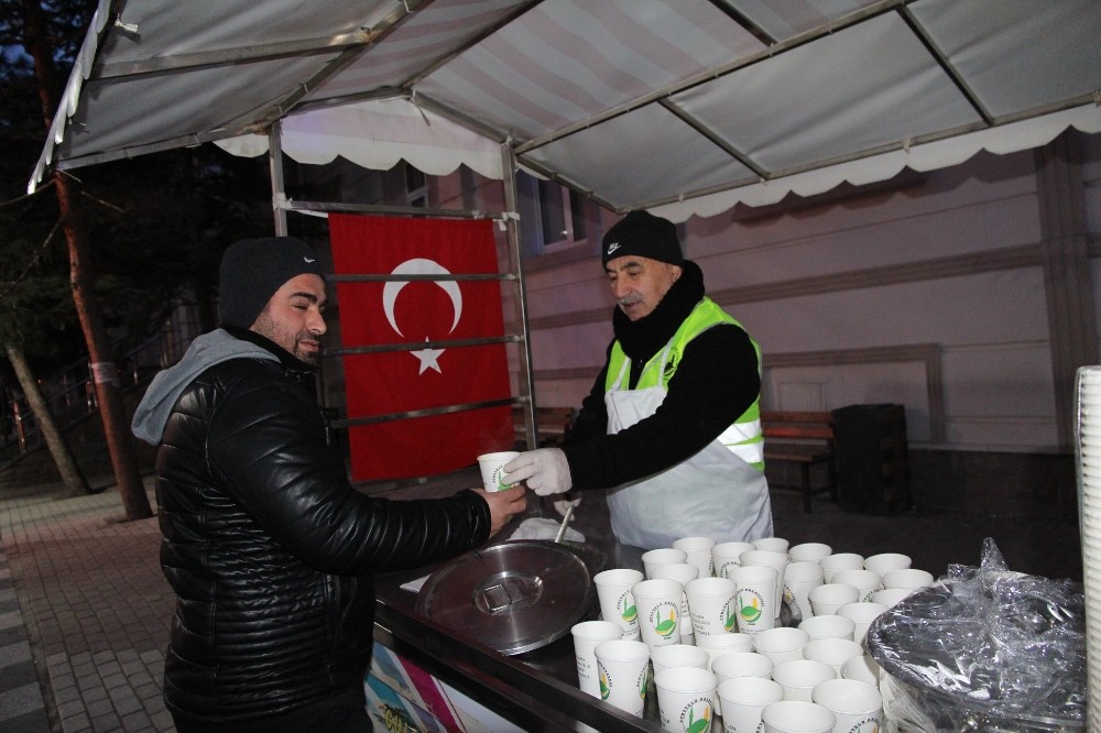 Belediyeden sabahları sıcak çorba ikramı 
