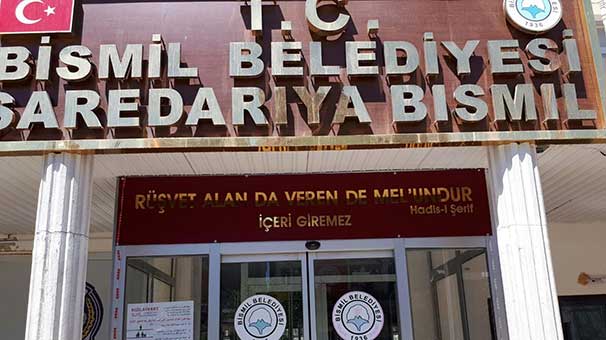 Belediyenin kapısına 'Rüşvet alan da veren de melundur' yazıldı