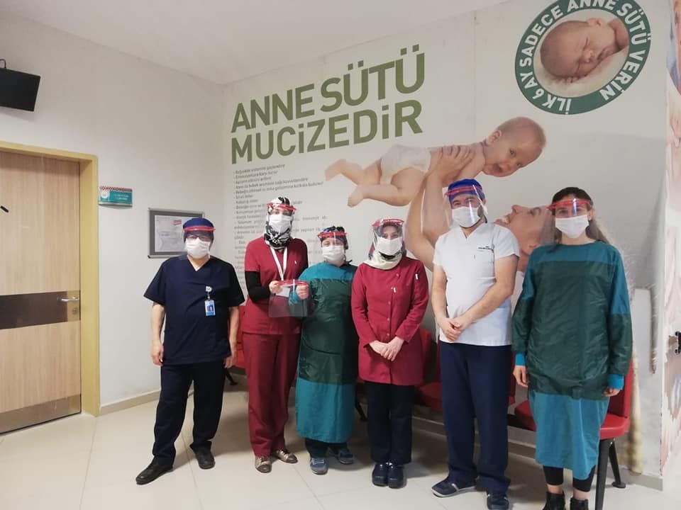 Belediye’nin sponsor olduğu öğretmen 2 bin siperlik maske üretti 