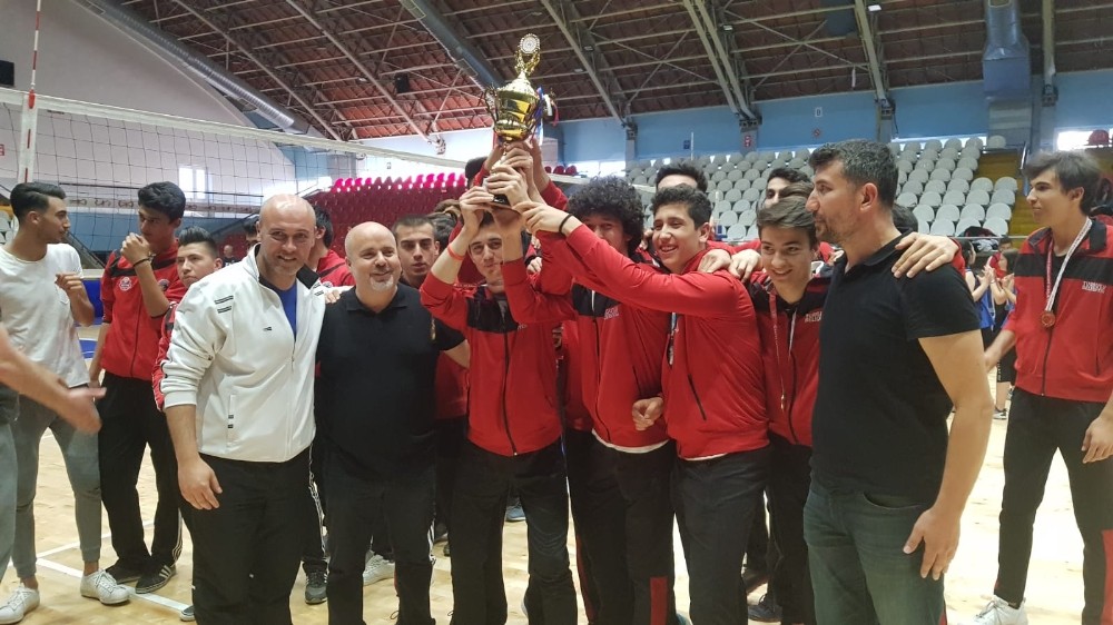 Belediyesporlu voleybolcular kupalara ambargo koydu 