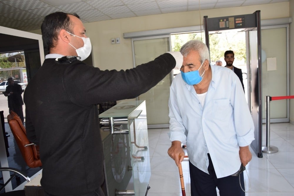 Belediyeye gelenlerin ateşi ölçülüyor 
