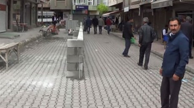 Belediyeye kızınca bağışladığı yola duvar ördü