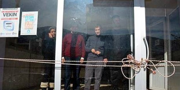 Belediyeyi işçileriyle beraber mühürlediler