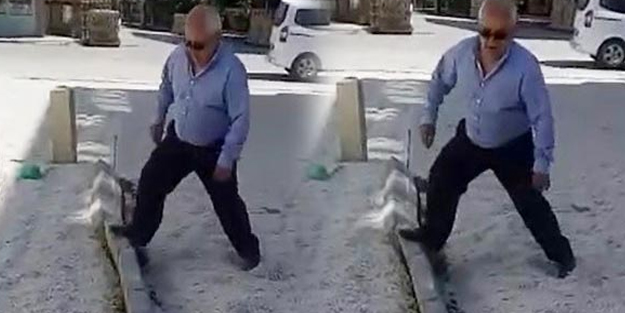 Belediyeyle husumeti olan muhtar, kaldırımları ayağıyla yıktı!