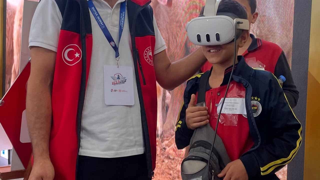 Belgesel tadında TEKNOFEST: VR ile arıların dünyasına daldılar!