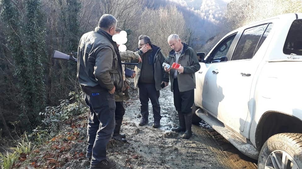 Belgesiz avlanan avcıların tüfeklerine el konuluyor 