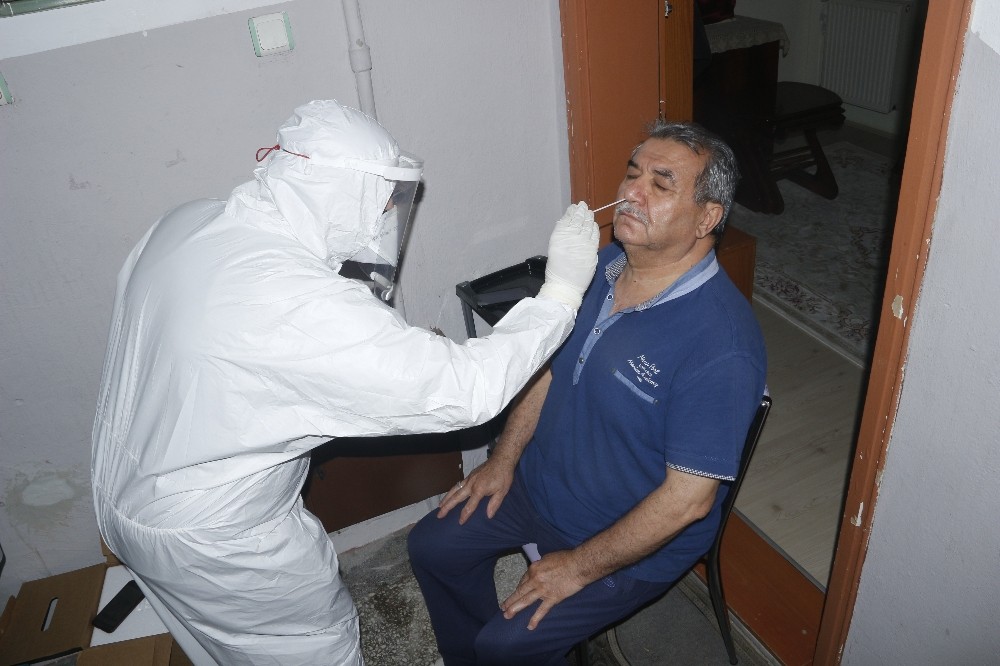 Belirlenen adreslerde kapı kapı korona testi 