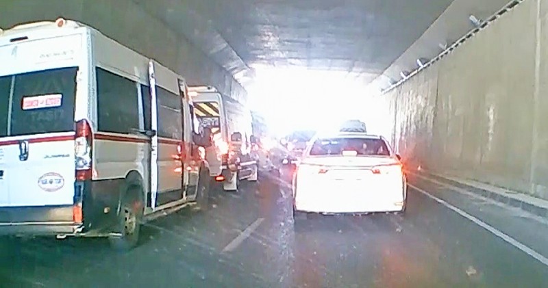 Bellerinde tabanca, yolu kapatıp oynadılar