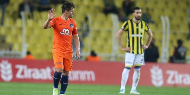 Belözoğlu bir anda taraftara yöneldi!