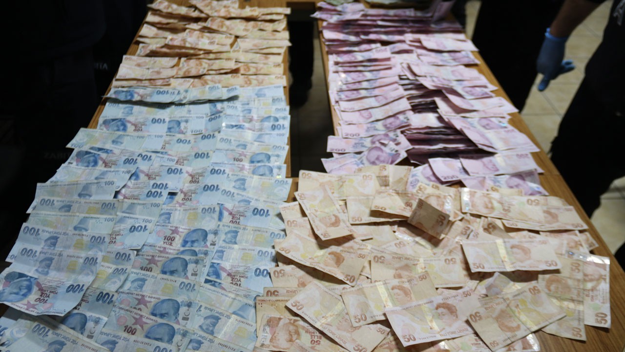 "Ben uzaydan geldim" dedi! Çöp poşetinden küçük bir servet çıktı