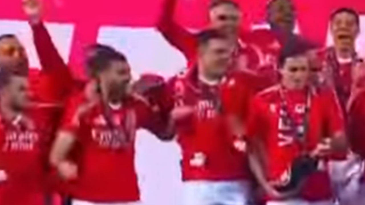 Benficalı futbolcular şampanya patlattı! Kerem Aktürkoğlu'nun tepkisi gündem oldu