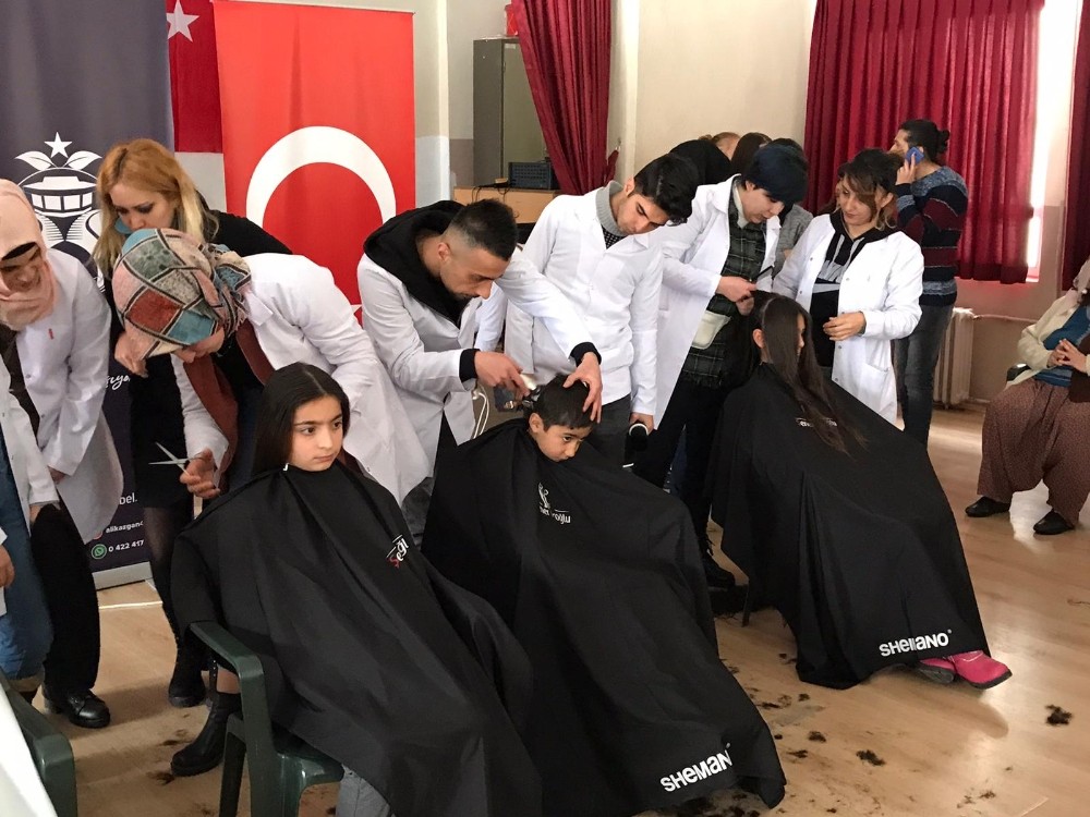 ’Benim Kuaförüm Köy Okullarında’ projesi ile çocukları sevindirdiler 