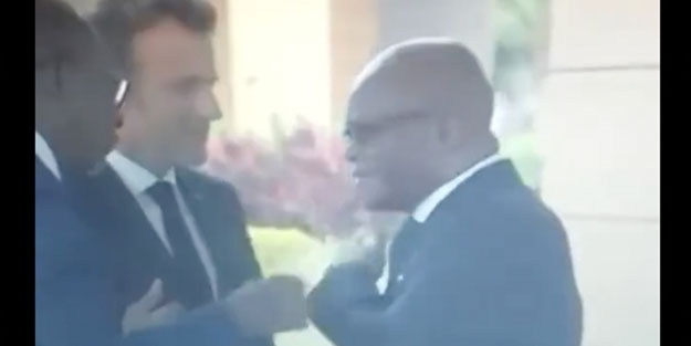 Beninli Bakan'ın Macron'un dokunduğu omuzunu temizlemesi sosyal medyada gündem oldu