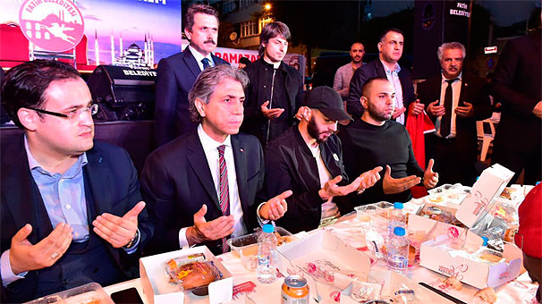 Dünyaca ünlü futbolcu Fatih'te iftara katıldı!