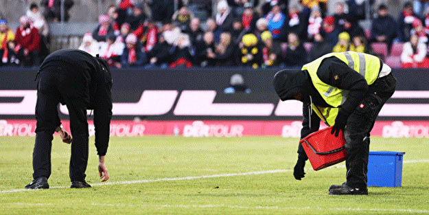 Benzeri görülmemiş protesto! Sahaya bakın ne attılar