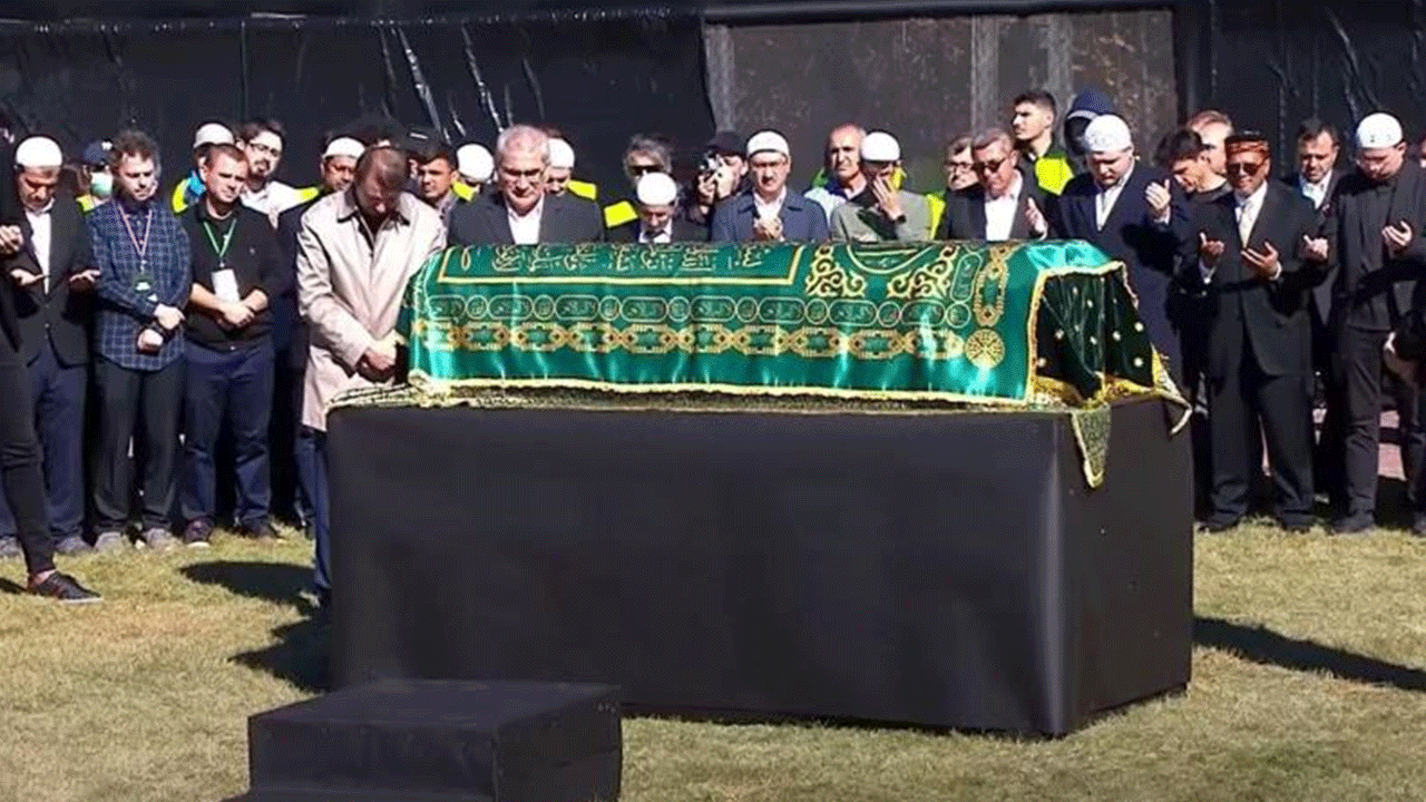 Benzerlik dikkat çekti! Teröristbaşı Gülen'in tabutunda ilginç detay