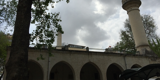 Benzersiz yapısıyla Çınarlı Camii