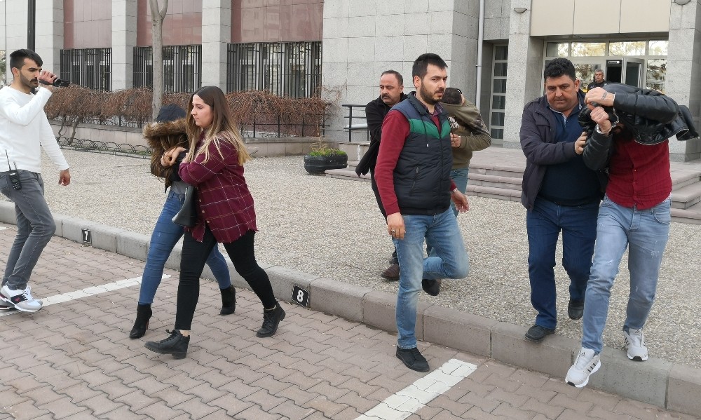 Benzin döküp otomobili yakanlar tutuklandı 