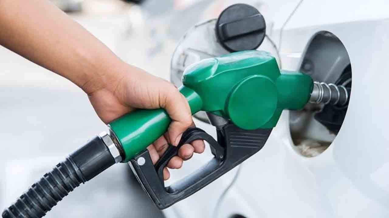 Benzinde tabela değişiyor: Benzine yarından itibaren indirim