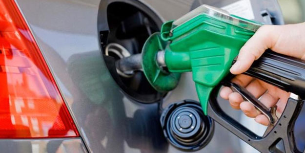Benzine indirim motorine zam geldi