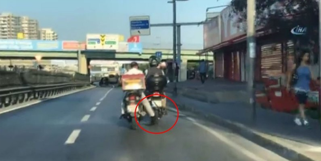 Benzini biten motosikleti ayağıyla itti!