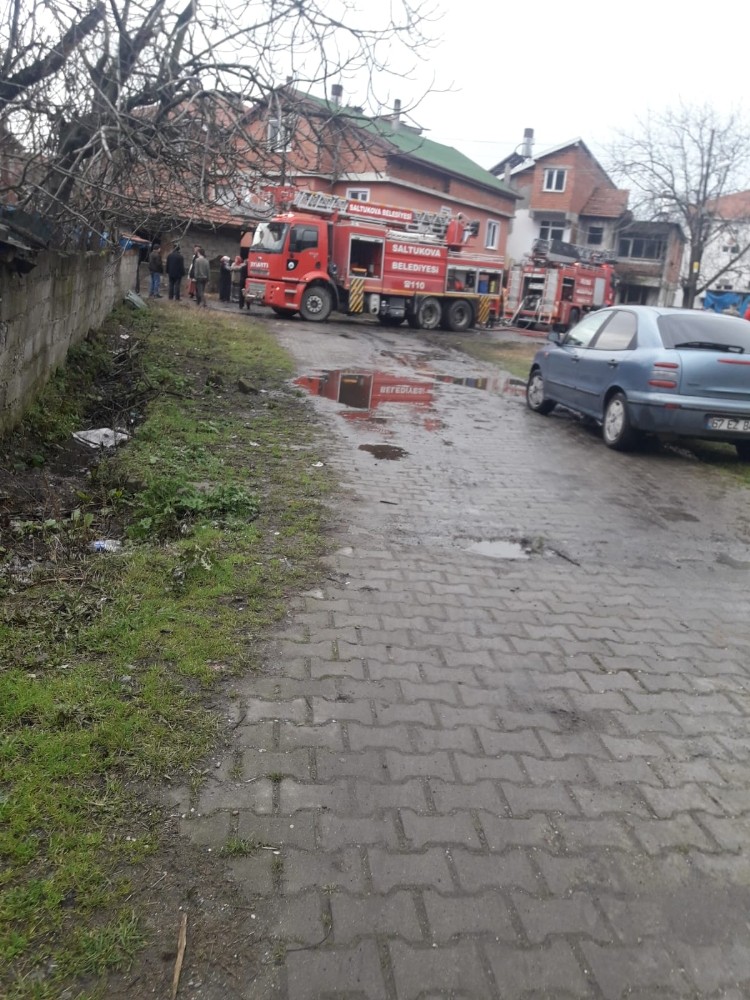 Benzinle sobayı yakmaya çalışırken evi yaktı 